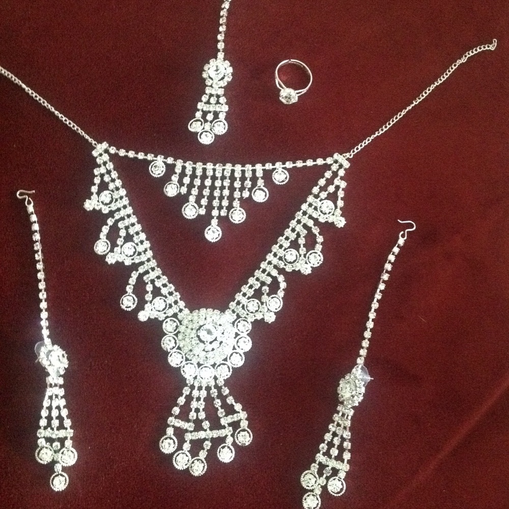 Fashion jewelry set necklace earrings ring tikka